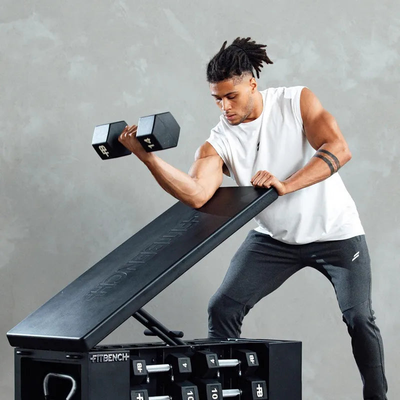 Muskulöser Mann hebt eine schwarze Hantel während eines Workouts auf einer Fitnessbank.