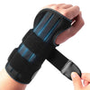 Eine Hand trägt einen schwarz-blauen orthopädischen Kompressions-Wrist-Strap zur Schmerzlinderung.