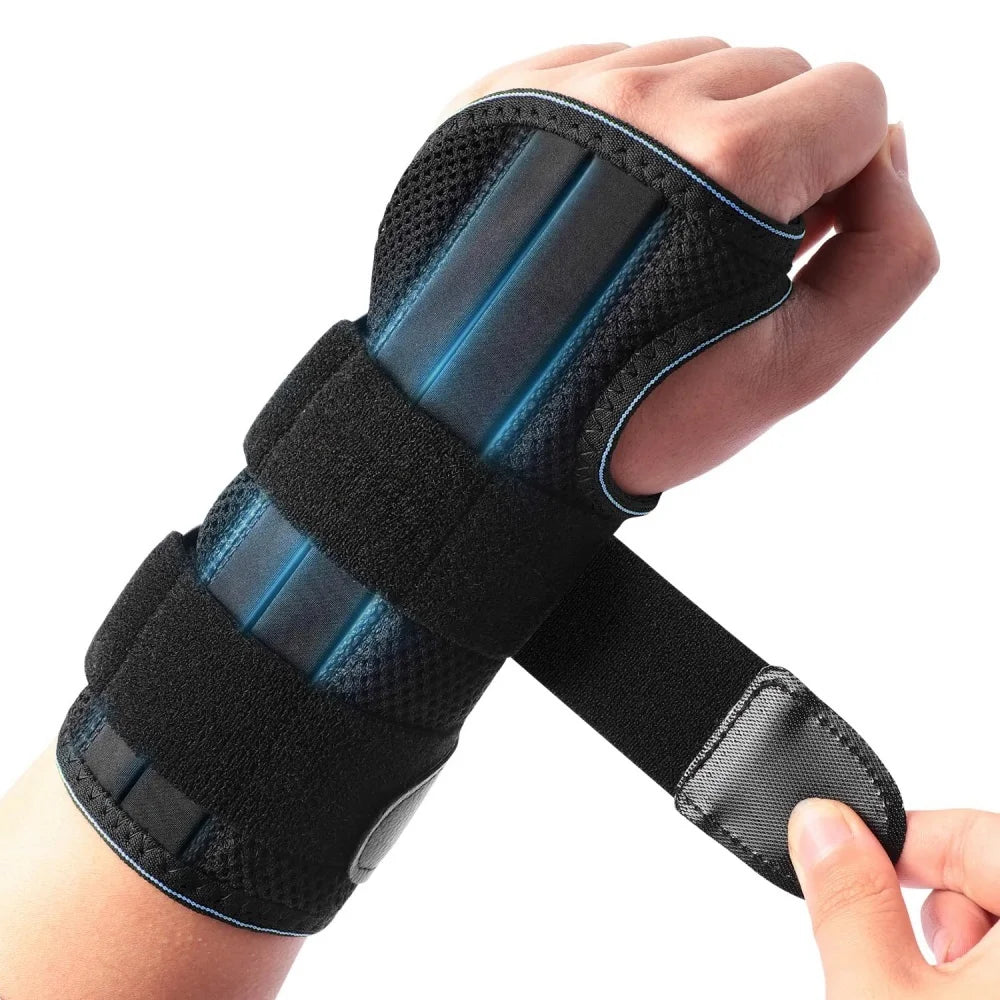 Eine Hand trägt einen schwarz-blauen orthopädischen Kompressions-Wrist-Strap zur Schmerzlinderung.