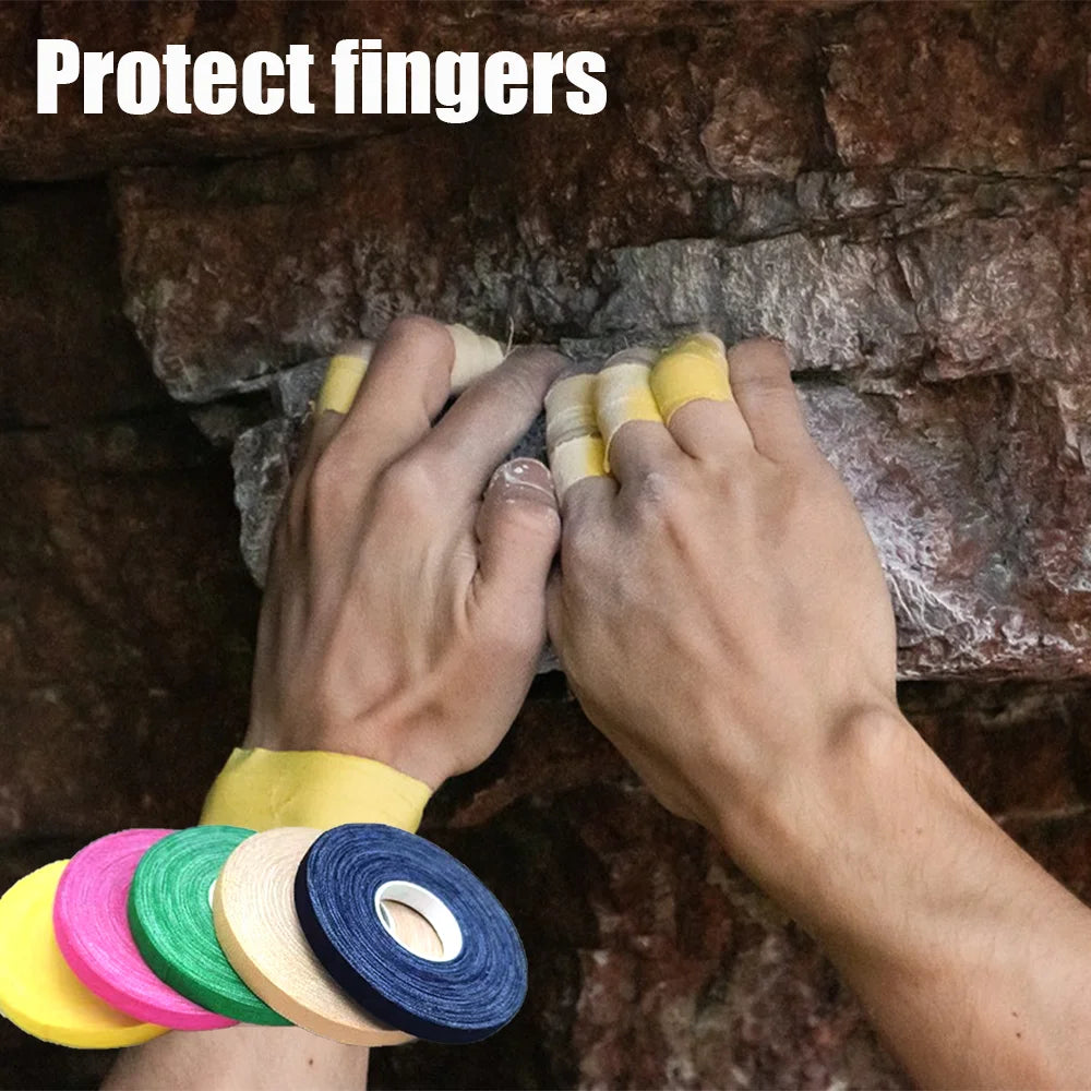 Mains appliquant du ruban élastique jaune sur les doigts contre une surface rocheuse sombre.