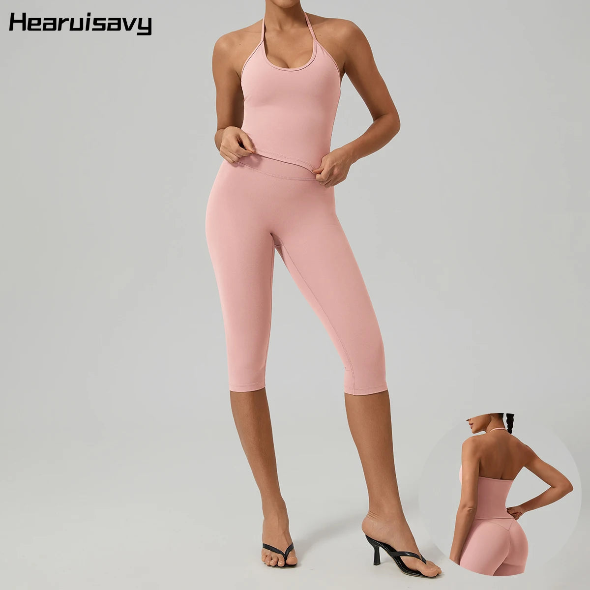 Eine Frau modelliert ein rosa zwei-teiliges Yoga-Sportset aus Tanktop und Leggings.