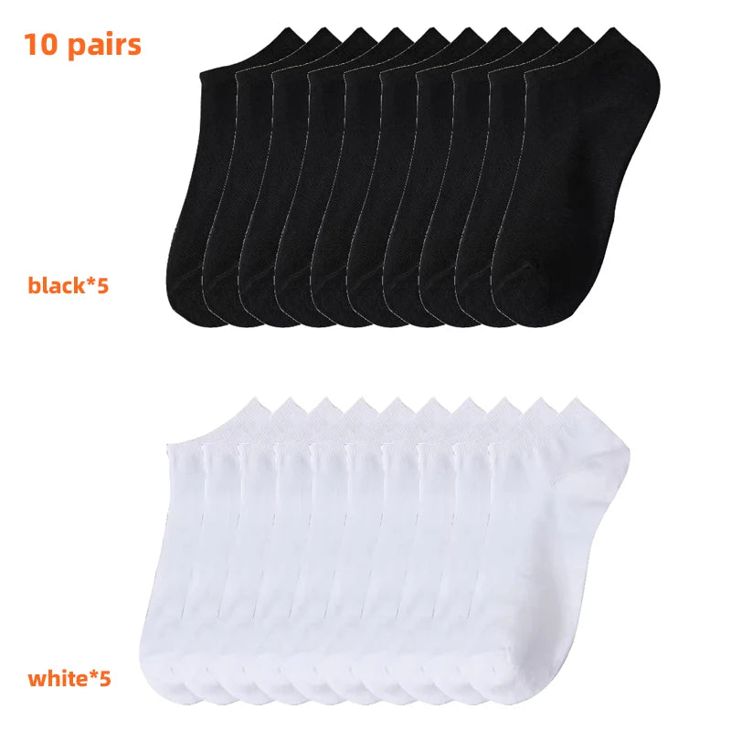 Un juego de 10 pares de calcetines casuales transpirables de barco en blanco y negro apilados.