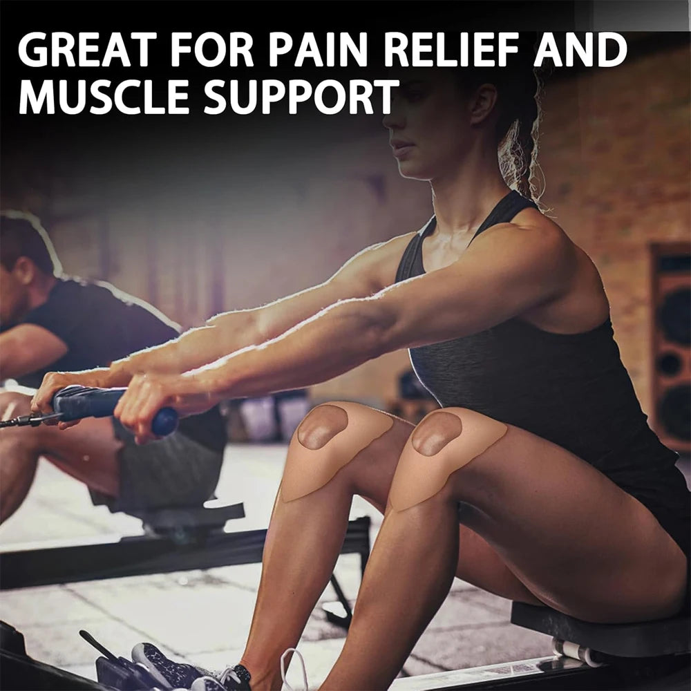 Eine Frau trägt Kinesiologieband auf ihr Knie während des Trainings.