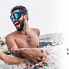 زوجان من نظارات السباحة السيليكونية تُستخدم من قبل سيدة ورجل في الماء.