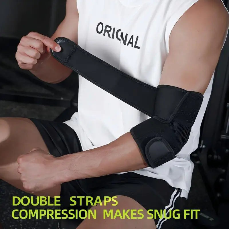 Une personne porte une attelle de coude noire sur son avant-bras, montrant la bonne tenue des doubles sangles de compression.