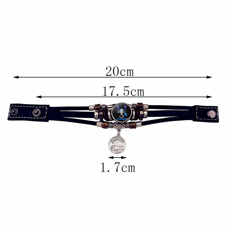 Pulsera de cuero negro con colgante de plata con diseño de constelación zodiacal.