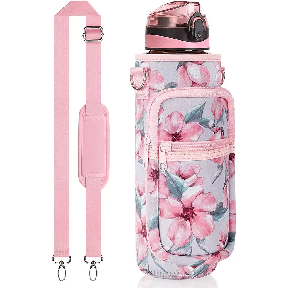 Botella de agua aislada rosa con funda estampada floral y correa.