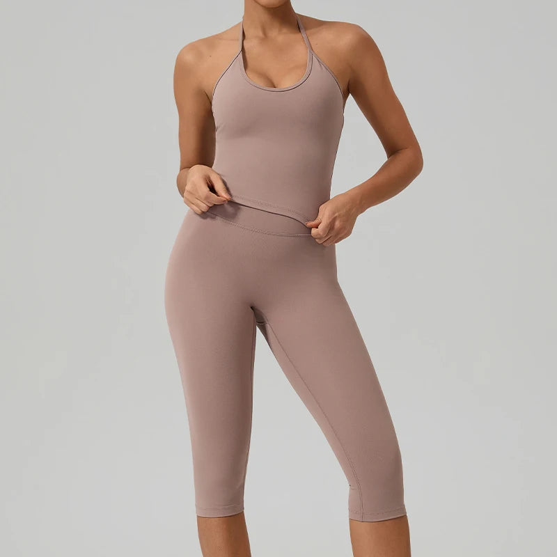 Model trägt ein zwei-teiliges Damen-Yoga-Activewear-Set in pudriger Rosatönung.