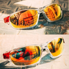Une paire de lunettes de soleil polarisées orangées posée sur une surface claire.