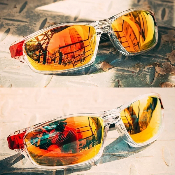 Eine orange getönte, polarisierte Sonnenbrille liegt auf einer hellen Oberfläche.