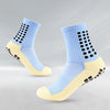 Un par de calcetines deportivos para fútbol antideslizantes azules claros y amarillos para hombres, vistos de lado.