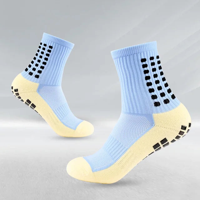 Un par de calcetines deportivos para fútbol antideslizantes azules claros y amarillos para hombres, vistos de lado.