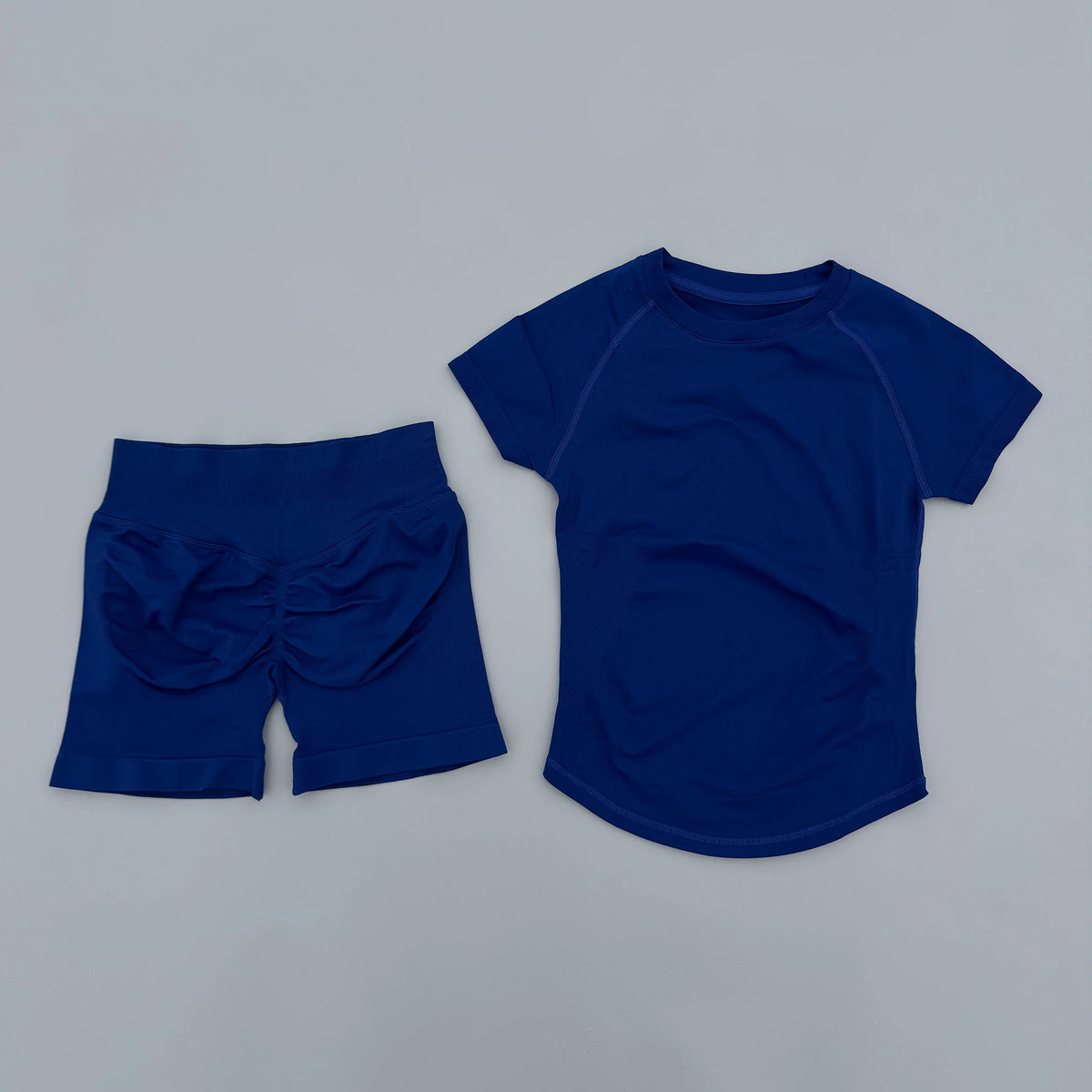 Ensemble de sport et yoga bleu royal, sans coutures, pour femmes, composé d'un haut à manches courtes et de shorts assortis.