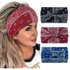 Eine Frau präsentiert ein Boho-Twist-Headband mit rotem Paisley-Muster neben Stoffmuster.