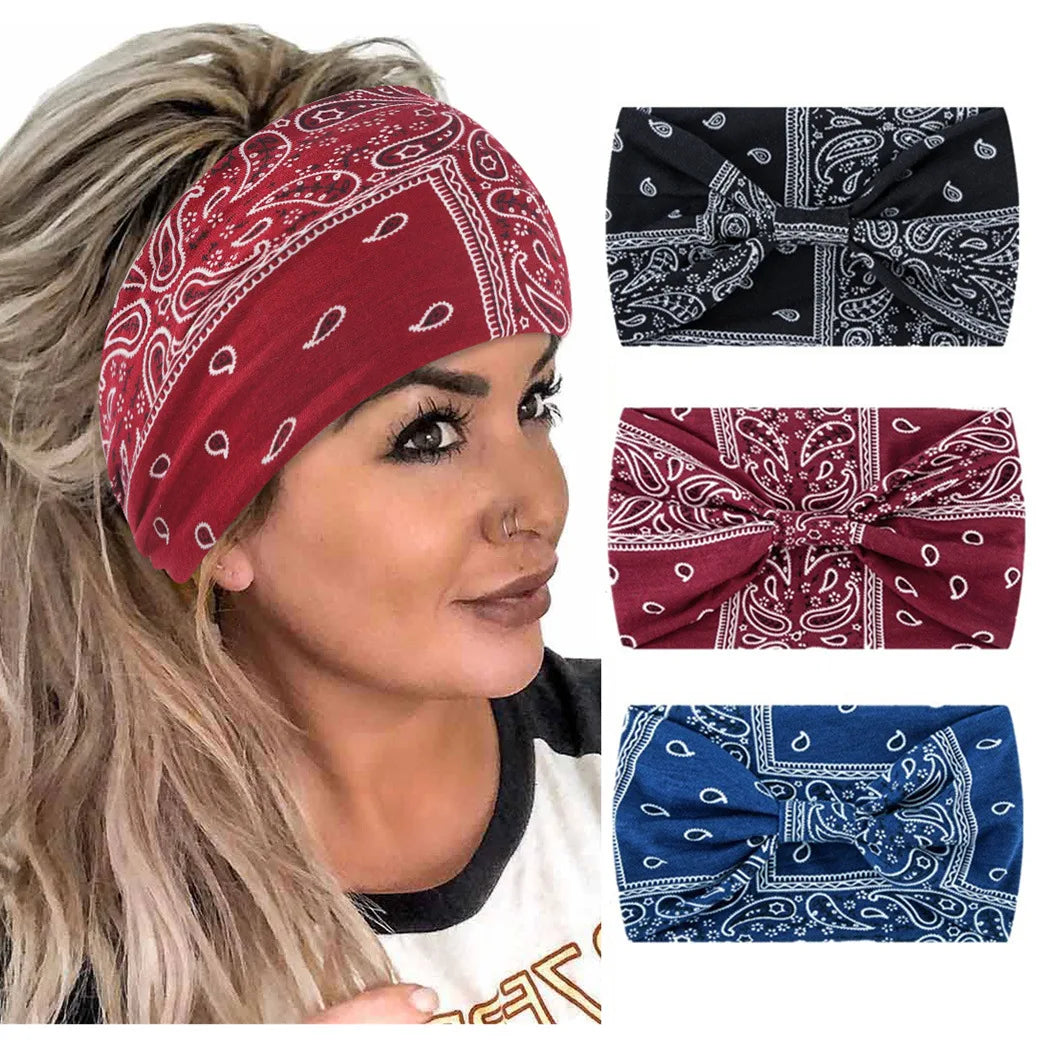 Eine Frau präsentiert ein Boho-Twist-Headband mit rotem Paisley-Muster neben Stoffmuster.