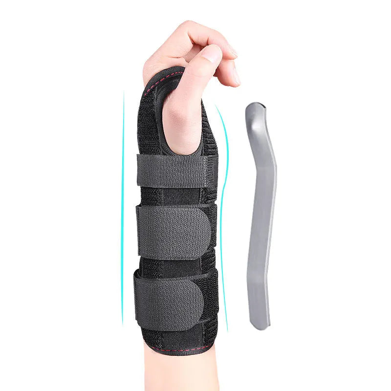 Eine Hand trägt eine ergonomische Handgelenkbandage zur Linderung des Karpaltunnelsyndroms.