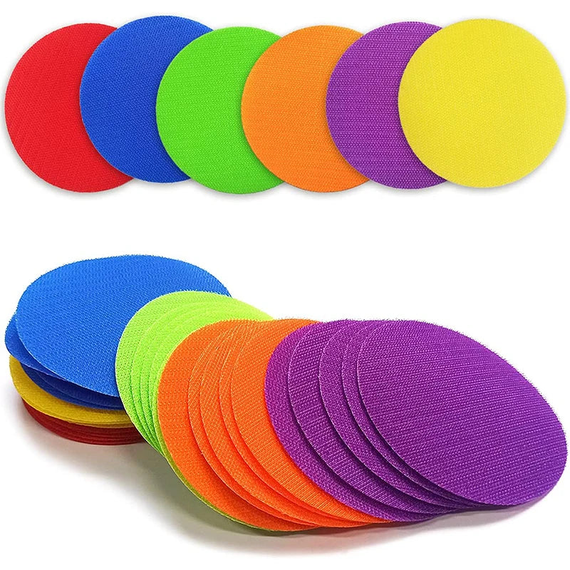 Eine Sammlung farbenfroher Schaum-Sitzmarkierungen in verschiedenen Schattierungen wie rot, blau, grün, orange und lila.