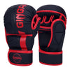 Ein Paar schwarze und rote Profi-MMA-Trainings-Boxhandschuhe aus Vogelperspektive.