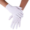 Una mano con un guante de algodón blanco contra un fondo blanco.