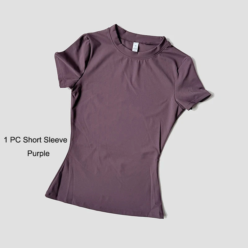 Camiseta morada de manga corta de un conjunto de yoga de talle alto para mujeres.