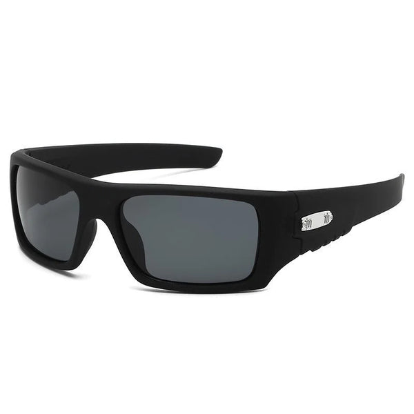 Lunettes de soleil rectangulaires vintage noires avec accents argentés sur fond blanc.