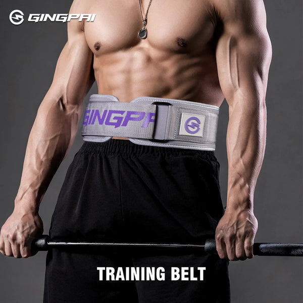 Muskulöser Mann mit grauem Trainingsgurt, der eine Langhantel für Fitness trainiert.
