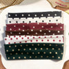 Eine Kollektion von Stoff-Polka-Dot-Haarbändeln in verschiedenen Farben wie Schwarz, Weiß, Bordeauxrot, Braun und Dunkelgrün.