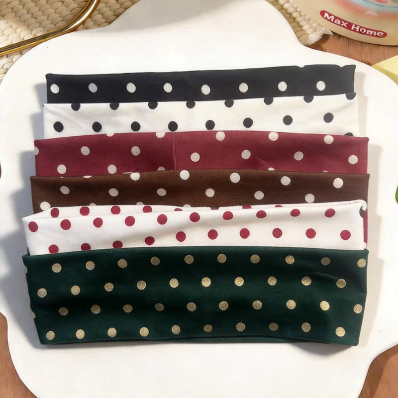 Eine Kollektion von Stoff-Polka-Dot-Haarbändeln in verschiedenen Farben wie Schwarz, Weiß, Bordeauxrot, Braun und Dunkelgrün.