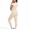 Una mujer modela un conjunto de yoga sin costuras de talle alto en beige, con un top ajustado y leggings.