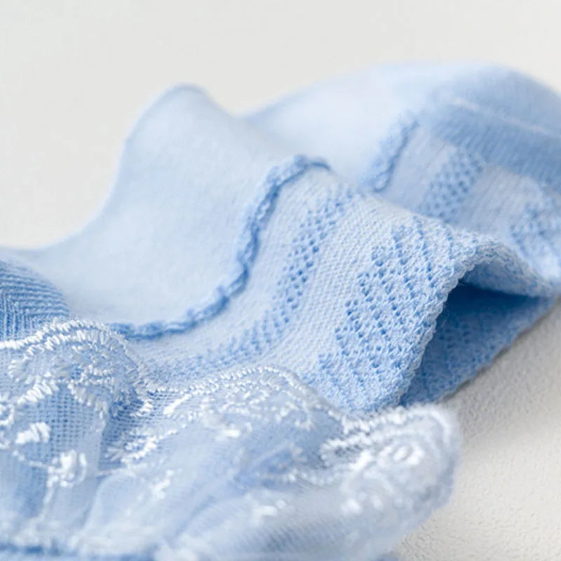 Chaussettes à volant en dentelle bleu clair pour filles, vue rapprochée
