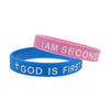 Zwei Silikonarmbänder, eines pink mit 'Ich bin' und eines blau mit 'Gott ist'