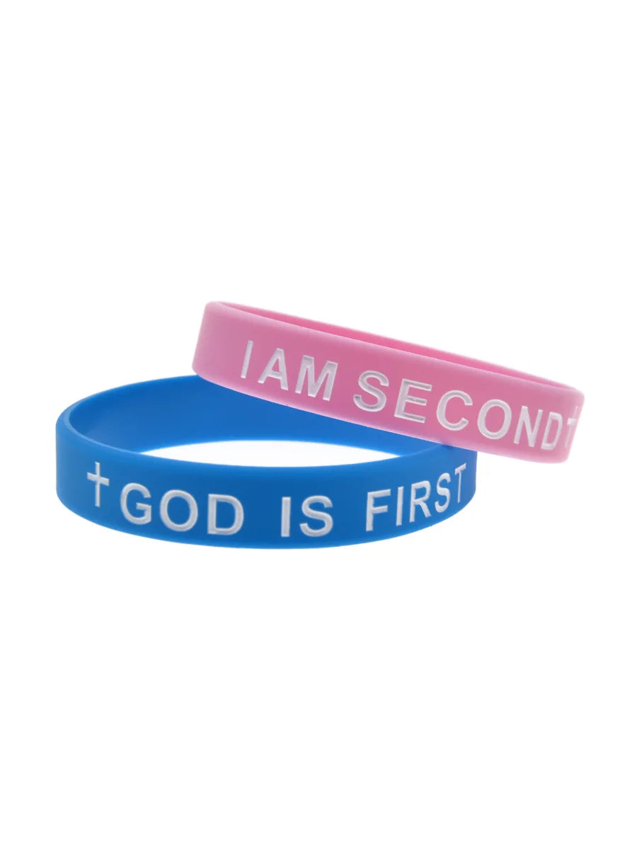 Zwei Silikonarmbänder, eines pink mit 'Ich bin' und eines blau mit 'Gott ist'