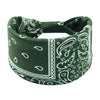 Dunkelgrüne Boho-Twist-Haube mit weißem Paisley- und geometrischem Muster.