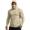 Ein Mann trägt einen beigen, leichten Funktions-Kapuzenpullover mit der Kapuze hochgezogen.