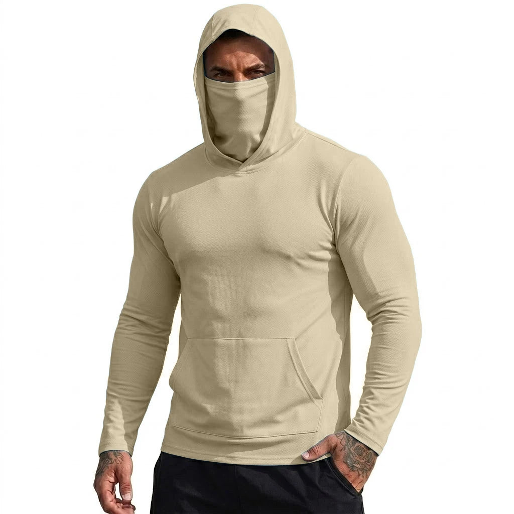 Ein Mann trägt einen beigen, leichten Funktions-Kapuzenpullover mit der Kapuze hochgezogen.