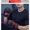 Nahaufnahme einer Person mit roten Boxhandschuhen und einem roten Shirt, sowie ein Bild mit schwarzen MMA-Trainingshandschuhe
