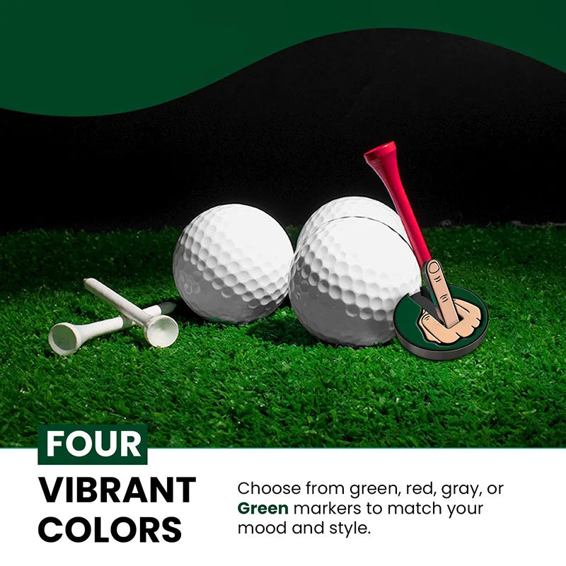 Cuatro marcadores de pelotas de golf magnéticos vibrantes de colores—verde, rojo, gris y verde—sobre una superficie de campo 