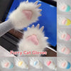 Une paire de gants pour pattes de chat blancs et duveteux avec des accents roses, sur fond bleu.