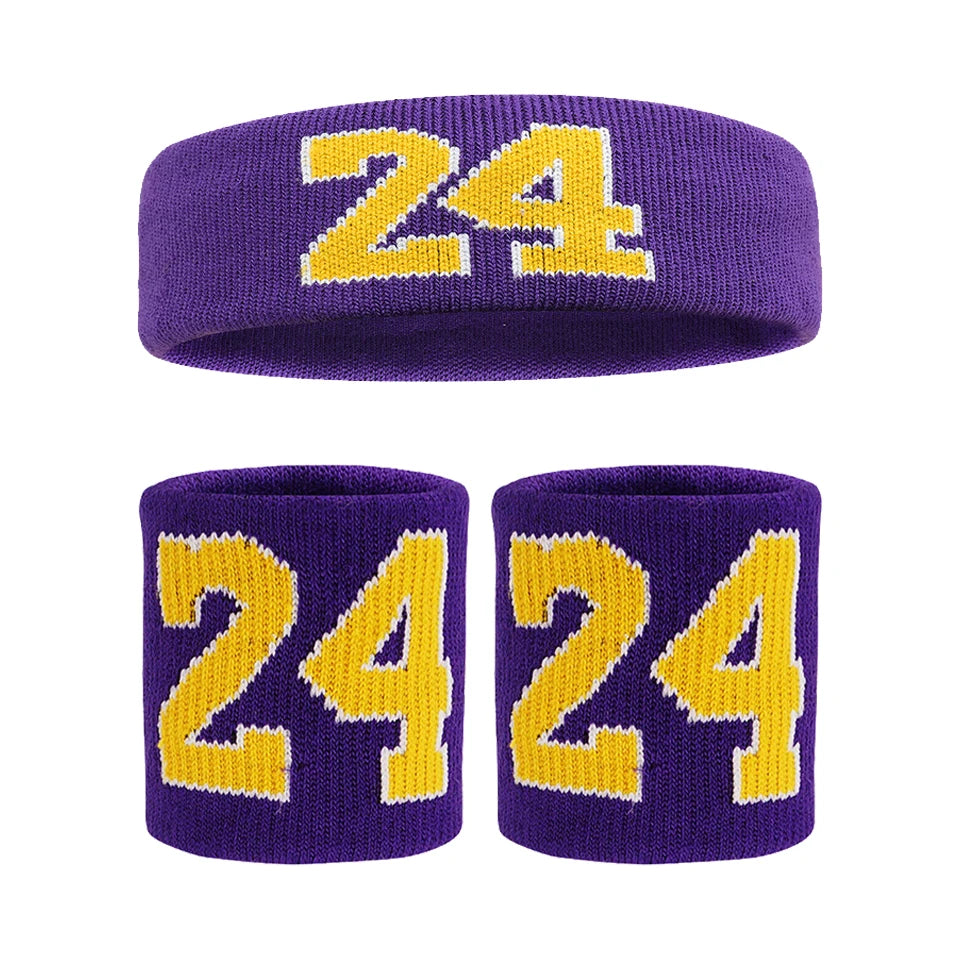 Un ensemble de bracelets de sport tricotés violets avec le numéro 24 en texte jaune.