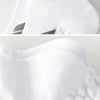 Gros plan de chaussettes de sport blanches à rayures noires, montrant la texture du tricot et le détail du col.