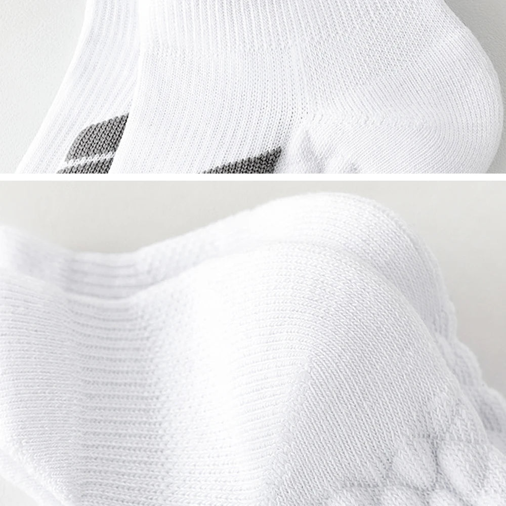 Gros plan de chaussettes de sport blanches à rayures noires, montrant la texture du tricot et le détail du col.