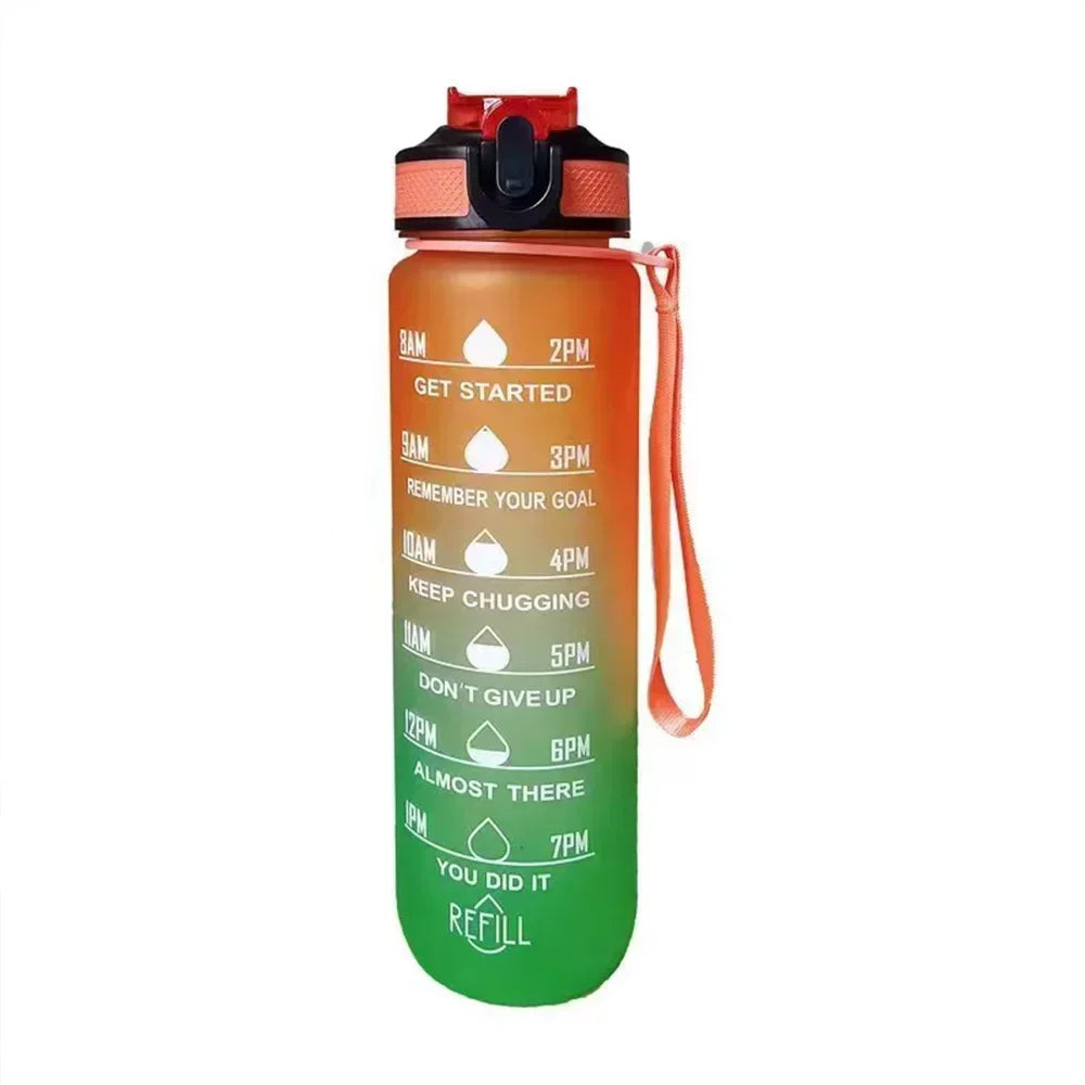 Orange isolierte Sportwasserflasche mit schwarzem Strohhalmdeckel und motivierenden Zeitmarkern auf dem Körper.