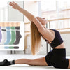 Una mujer haciendo una postura de yoga vistiendo cuatro pares de calcetines antideslizantes para yoga y pilates de mujer en v