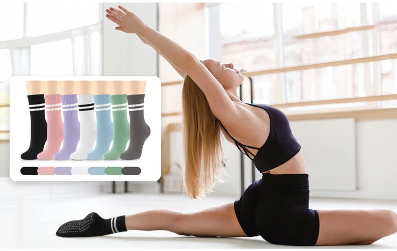 Una mujer haciendo una postura de yoga vistiendo cuatro pares de calcetines antideslizantes para yoga y pilates de mujer en v