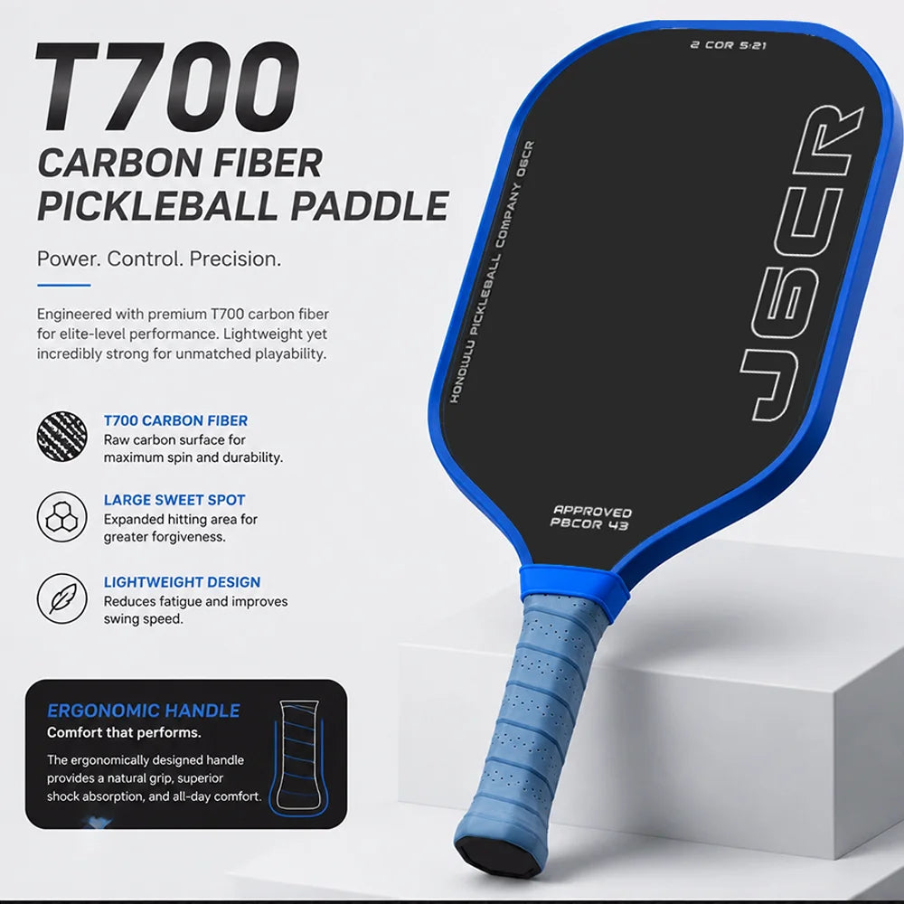 Schwarze und blaue Carbonfaser-Pickleball-Schläger mit ergonomischem Griff vor weißem Hintergrund.