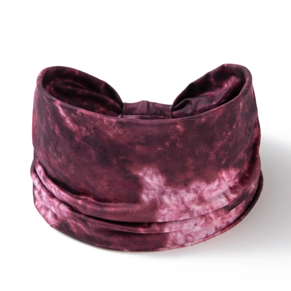 Pañuelo de velo boho teñido de morado profundo, enrollado y exhibido contra un fondo blanco.