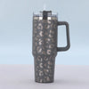 Tasse isotherme en acier inoxydable avec motif léopard et couvercle en paille transparente.